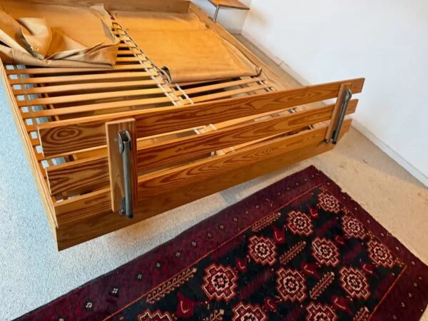 Axelsen’s Møbelfabrik. Model 'Odense Komplet' Dobbeltseng-ramme i fyrretræ — billede 5