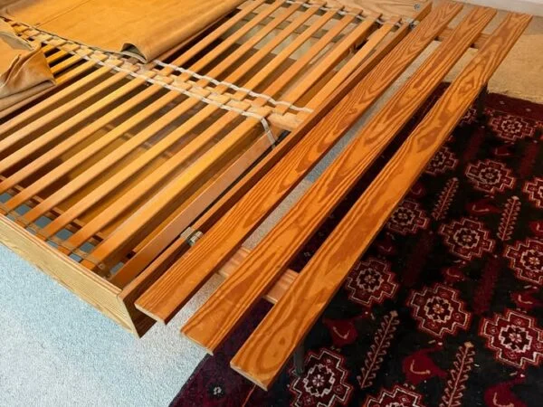 Axelsen’s Møbelfabrik. Model 'Odense Komplet' Dobbeltseng-ramme i fyrretræ — billede 9
