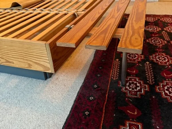 Axelsen’s Møbelfabrik. Model 'Odense Komplet' Dobbeltseng-ramme i fyrretræ — billede 10