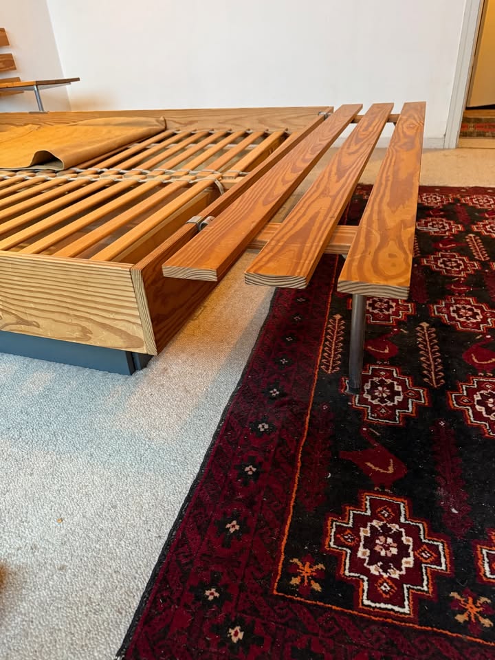 Axelsen’s Møbelfabrik. Model 'Odense Komplet' Dobbeltseng-ramme i fyrretræ — billede 10