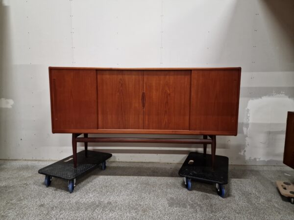 Skænk/dækketøjsskab, teak, skydelåger, hylder og skuffer