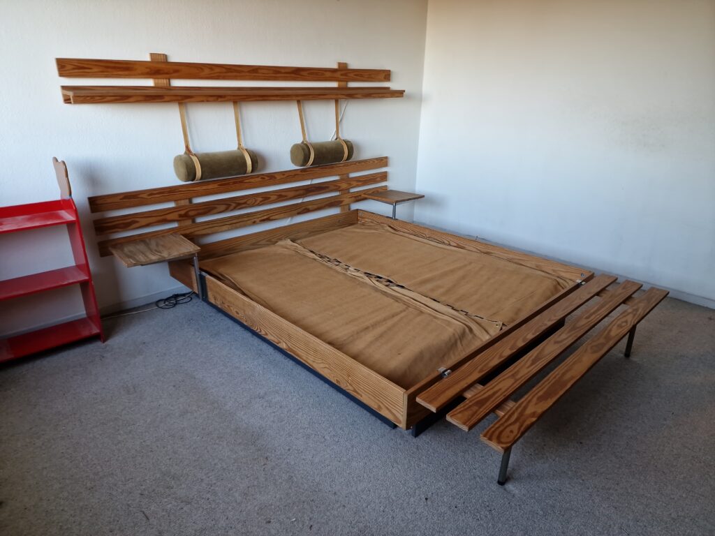 Axelsen’s Møbelfabrik. Model 'Odense Komplet' Dobbeltseng-ramme i fyrretræ