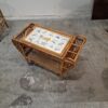 Serveringsbord i flettet bambus, med serveringsbakke