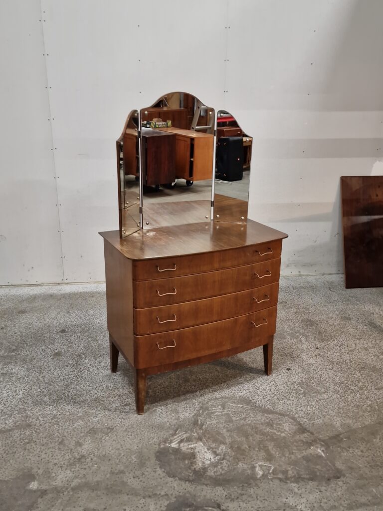 Kommode med spejl, Ølholm Møbelfabrik