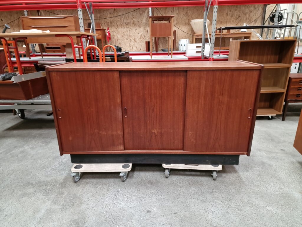 Skænk/dækketøjsskab på sokkel, teak