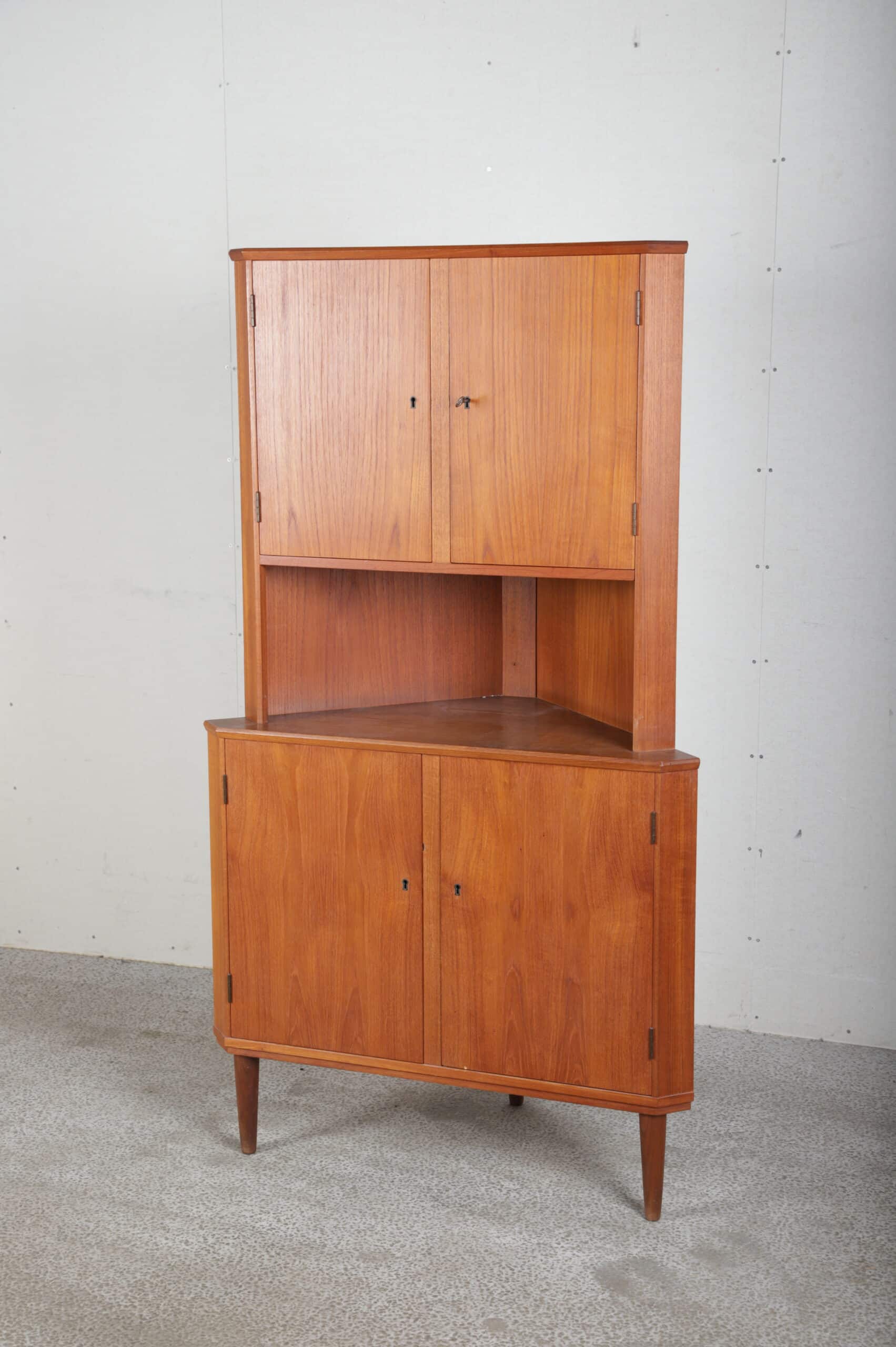 Hjørneskab i teak, højt