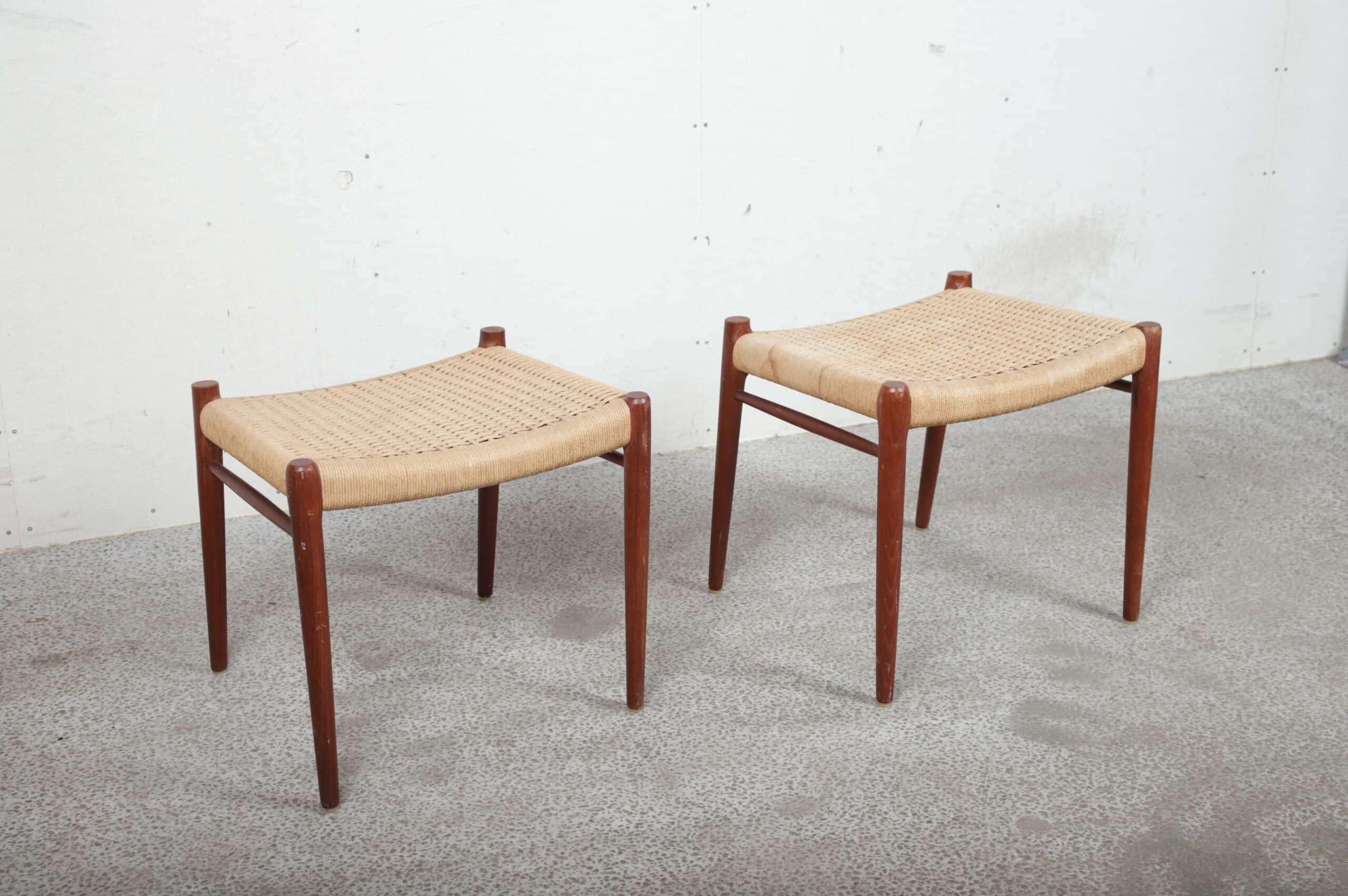 Skammel, 2 stk, i teak med flet
