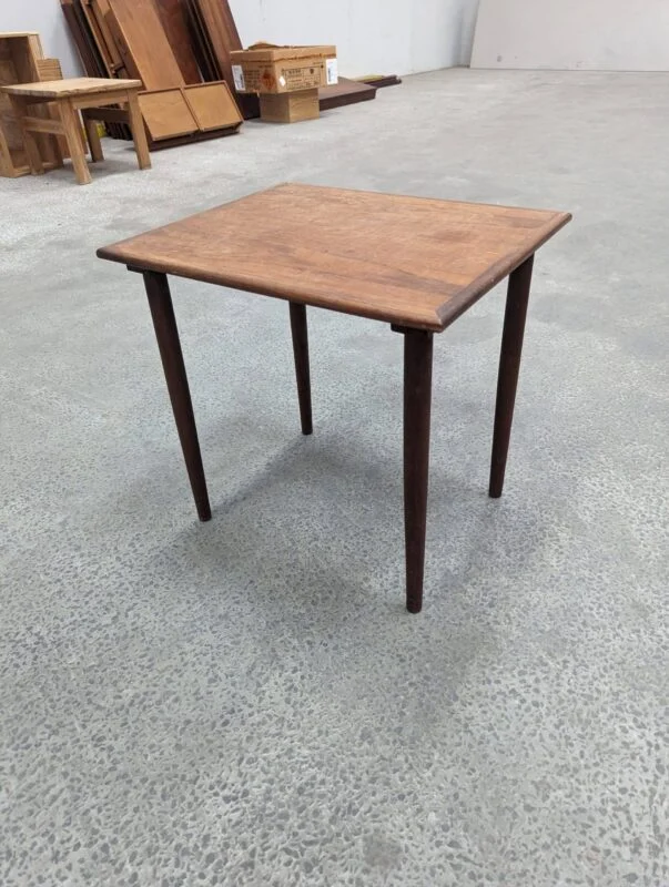 indskudsbord/sofabord i teak med tynde ben