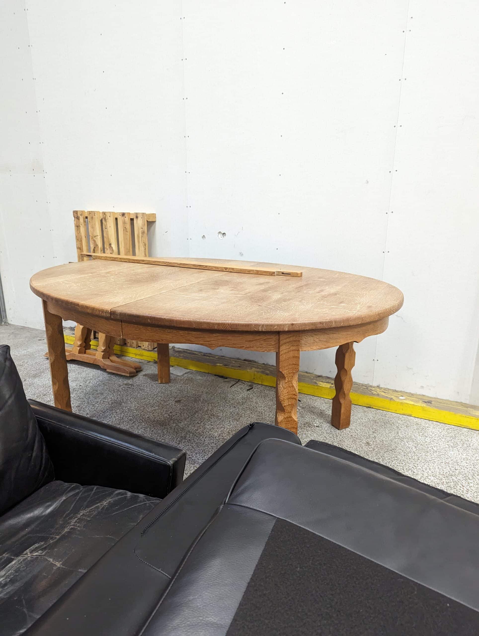 Spisebord, oval, i massiv egetræ med spidser på sargen (b98)