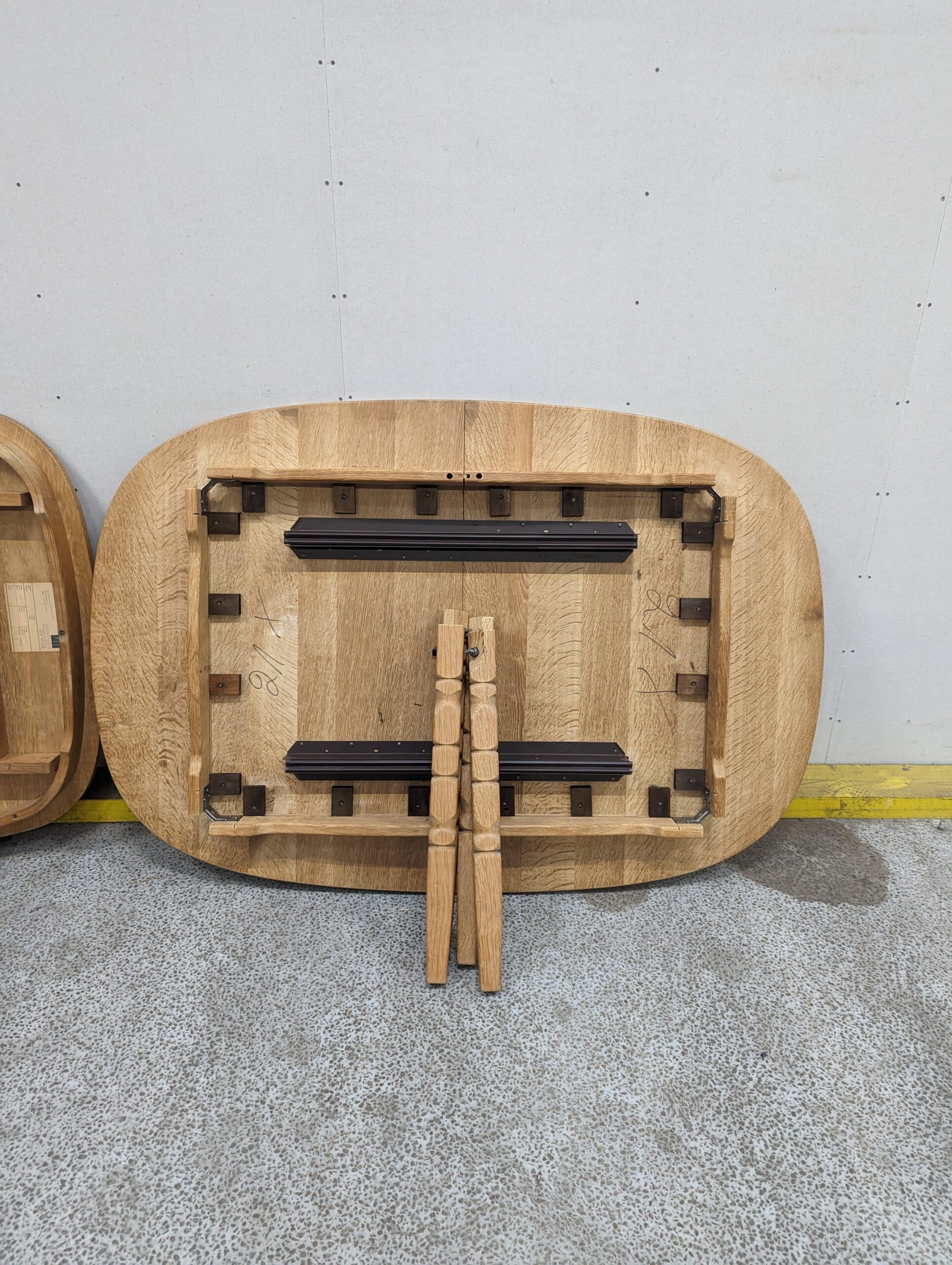 Spisebord, oval, i massiv egetræ, oval (b97)