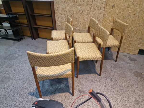 Seks spisestole, massiv teak, guld polstring, Villy Schou Andersen