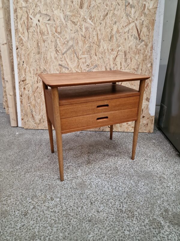 Natbord med 2 skuffer, teak