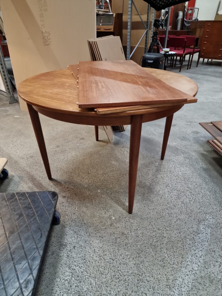 Rundt spisebord med tillægsplade, teak