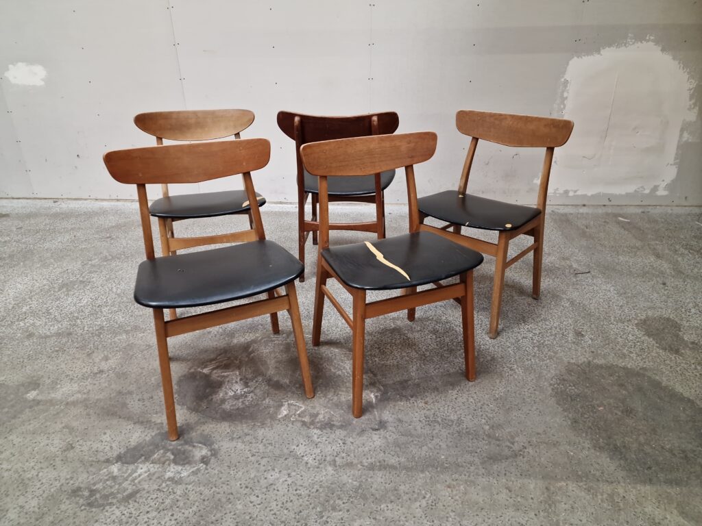 Fem assorterede spisestole. Mosbøl, Farstrup model 210
