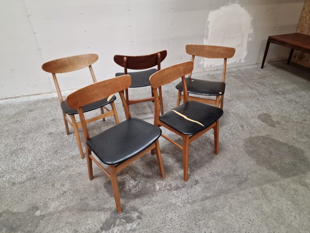 Fem assorterede spisestole. Mosbøl, Farstrup model 210