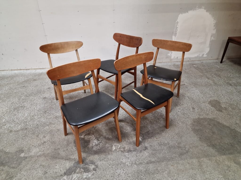 Fem assorterede spisestole. Mosbøl, Farstrup model 210