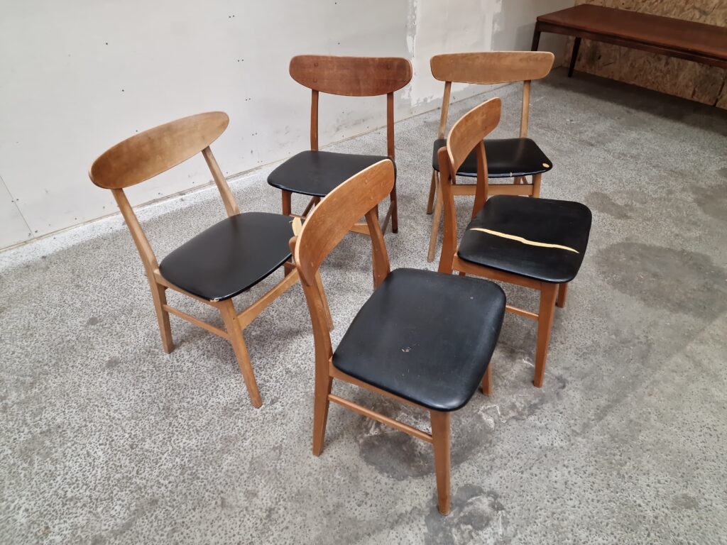 Fem assorterede spisestole. Mosbøl, Farstrup model 210