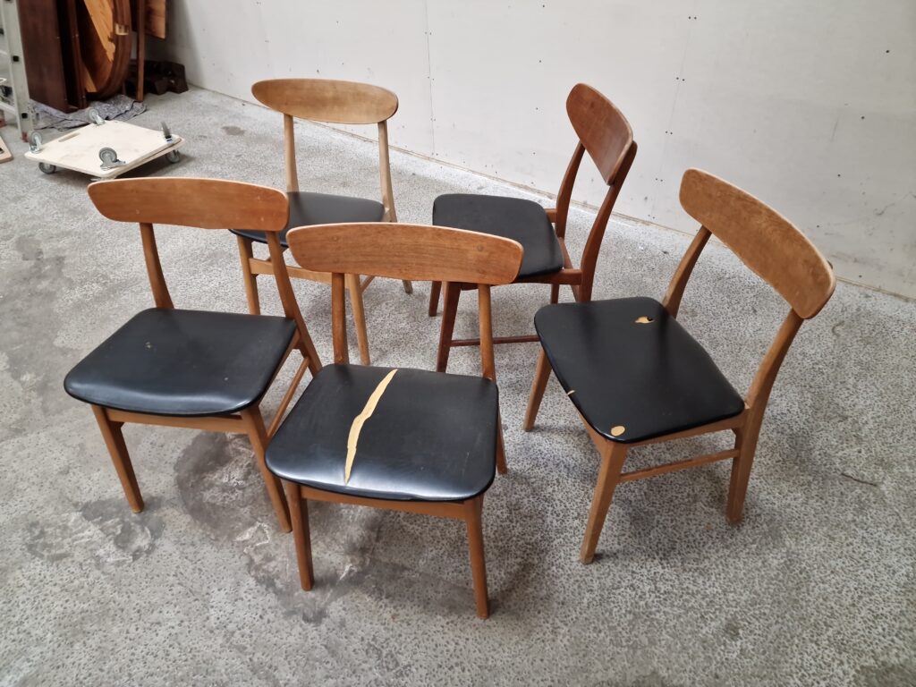 Fem assorterede spisestole. Mosbøl, Farstrup model 210