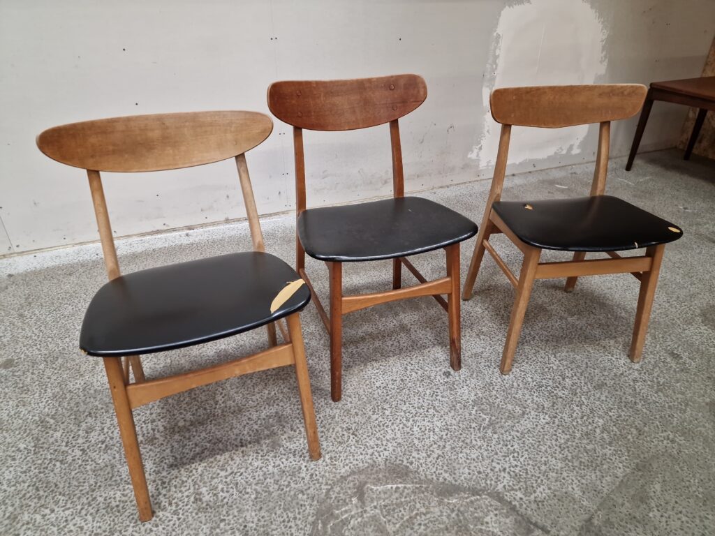 Fem assorterede spisestole. Mosbøl, Farstrup model 210
