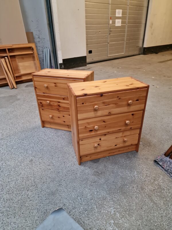 To kommoder/natborde i massiv fyrretræ, vintage ikea