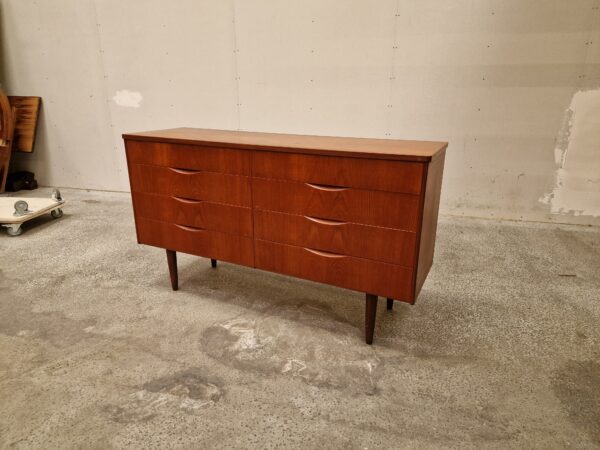Elegant lav/bred kommode med otte skuffer, teak
