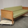 Sovesofa, grøn polstring, massiv egetræ — billede 2