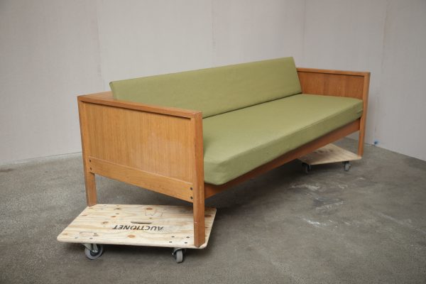 Sovesofa, grøn polstring, massiv egetræ