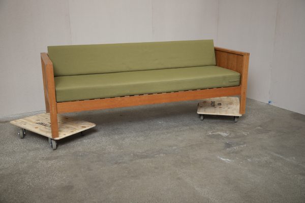 Sovesofa, grøn polstring, massiv egetræ