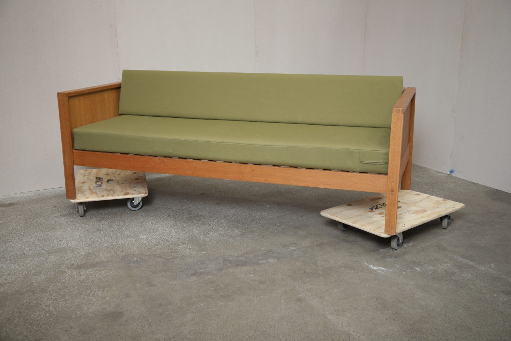 Sovesofa, grøn polstring, massiv egetræ — billede 4