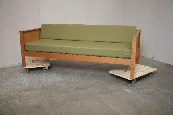 Sovesofa, grøn polstring, massiv egetræ