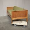 Sovesofa, grøn polstring, massiv egetræ — billede 5