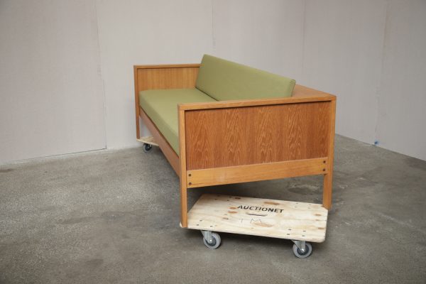Sovesofa, grøn polstring, massiv egetræ