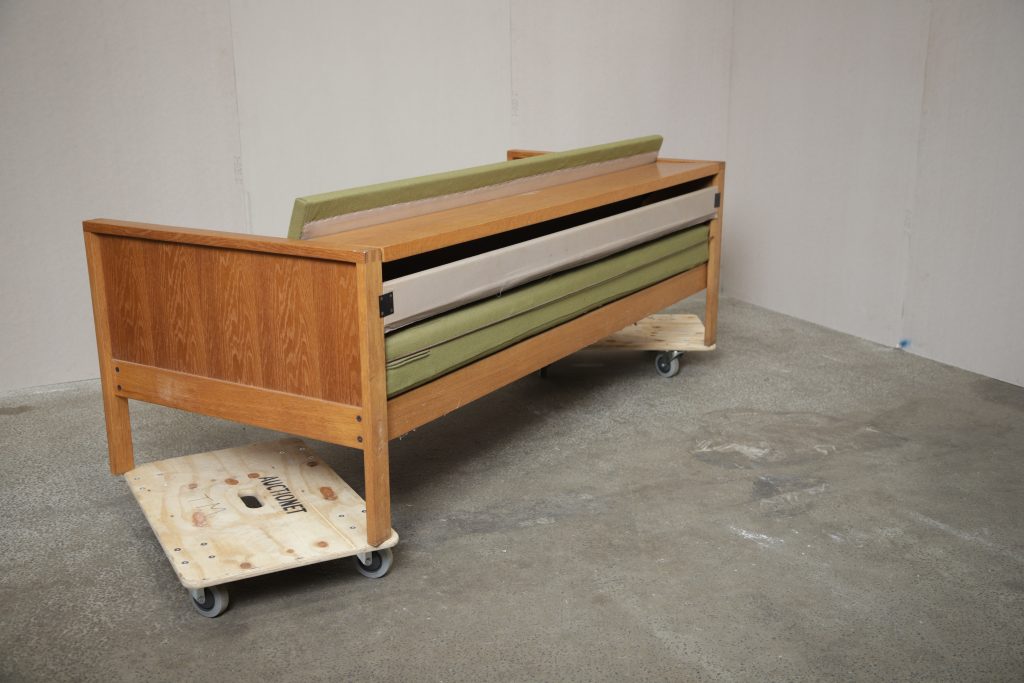 Sovesofa, grøn polstring, massiv egetræ — billede 6