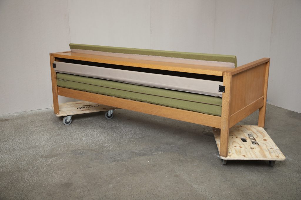 Sovesofa, grøn polstring, massiv egetræ — billede 7
