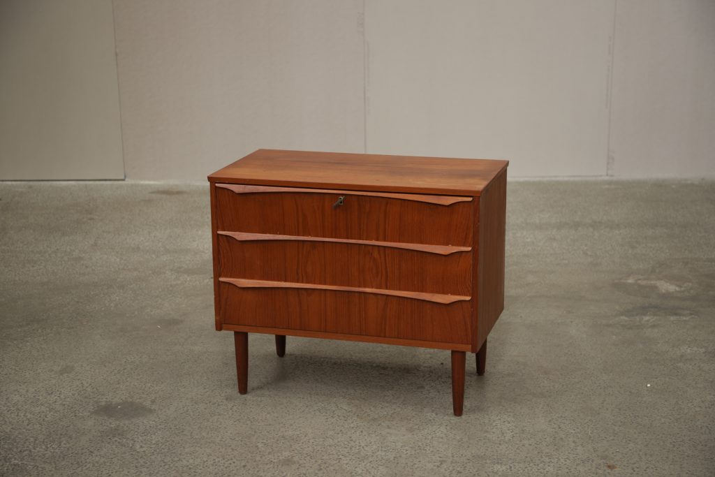 Lav bred kommode i teak