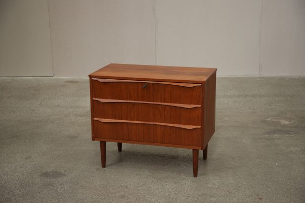 Lav bred kommode i teak