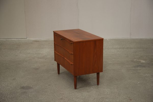 Lav bred kommode i teak