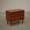 Lav bred kommode i teak