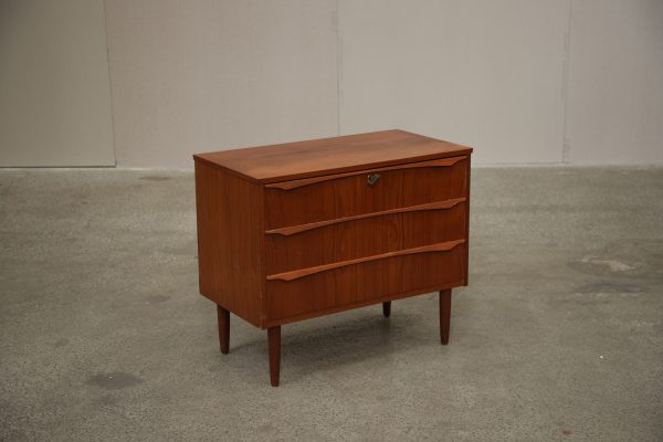Lav bred kommode i teak