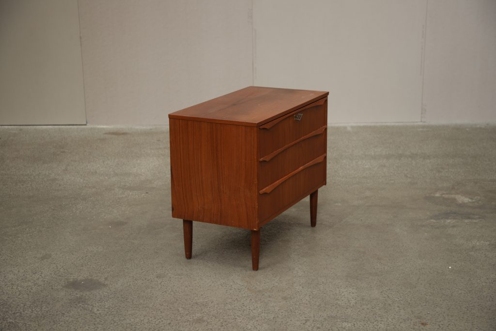 Lav bred kommode i teak