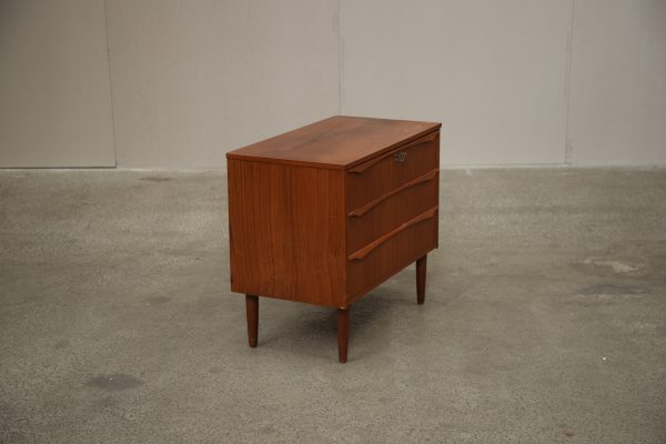 Lav bred kommode i teak