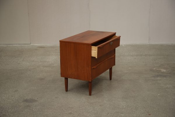 Lav bred kommode i teak