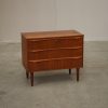 Lav bred kommode i teak