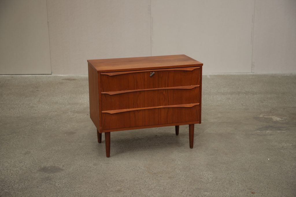 Lav bred kommode i teak