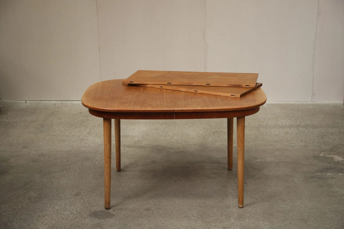Ovalt spisebord med tillægsplader, teak