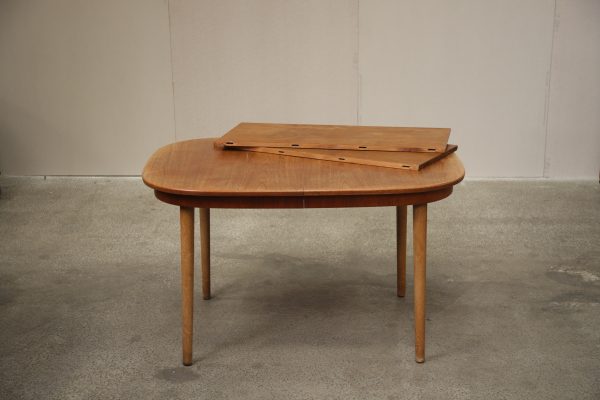Ovalt spisebord med tillægsplader, teak
