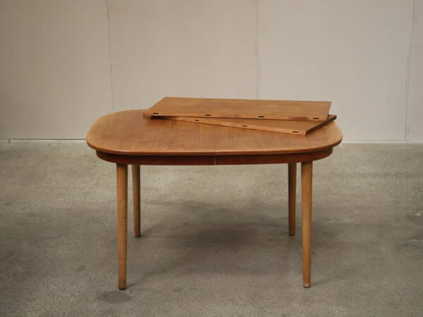 Ovalt spisebord med tillægsplader, teak