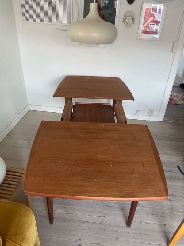 Ovalt spisebord i teak med tillægsplader gemt under bordet