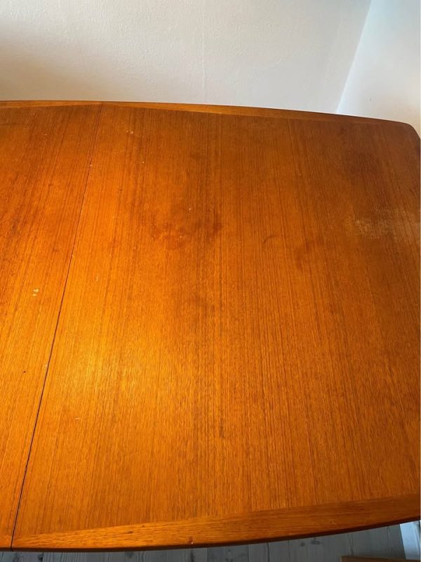 Ovalt spisebord i teak med tillægsplader gemt under bordet