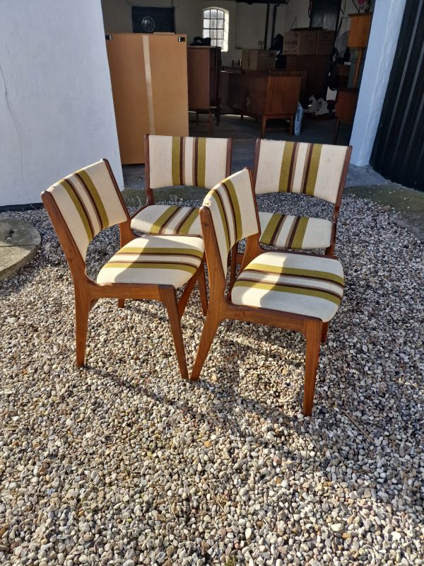Fire Erik Buch Model 89 i massiv teak, spisestole